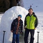 Vater und Sohn beim Iglubauen in Hinterstoder