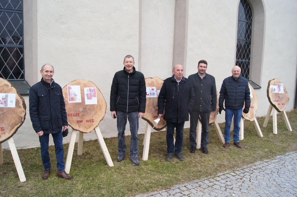 Männer der KMB Hörsching vor den Tafeln der neuen Kreuzwegstationen 