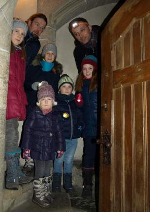 Mit Papa die dunkle Kirche erkunden