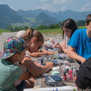 Donnerstag: Frau Holle und die Spielestadt, u.a. Beautysalon