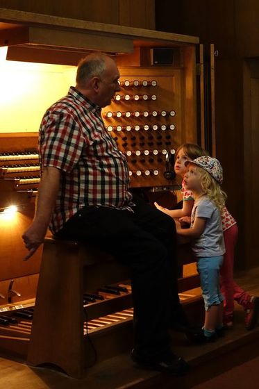 Domorganist Wolfgang Kreuzhuber brachte staunenden Kindern die Rudigierorgel näher.