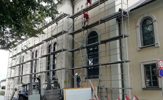Die Arbeiten beginnen / Hermann Schachner Kirchendachsanierung