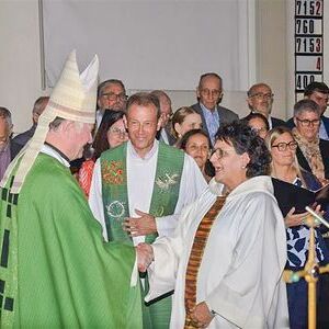 Bischof Manfred Scheuer gratuliert Pastoralvorständin Monika Weilguni.