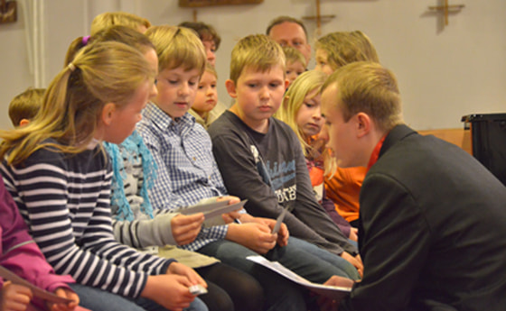„Hände, die schenken“ – Muttertags-Gottesdienst„Danke, dass Mama und Papa immer da sind, wenn ich sie brauche,“ haben die Jungscharkinder in den Fürbitten gesagt. Zum ersten Mal hat die Kirchdorfer Jungschar einen Muttertags-Gottesdienst gestaltet. 