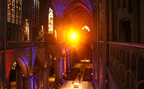 Lichtinstallation mit Spiegelkugel im Linzer Mariendom