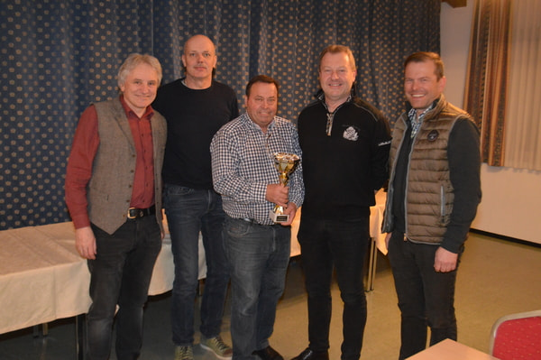 Siegerehrung mit Obmann Hans Kirchner (links)