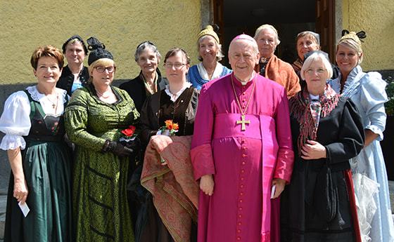 Bischof Schwarz mit den Goldhaubenfrauen aus Obertraun.