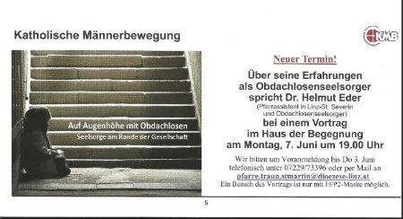 Eine obdachlose Person sitzt vor einer Treppe und es ist der Text zu lesen: 'Auf Augenhöhe mit Obdachlosen - Seelsorge am Rande der Gesellschaft'