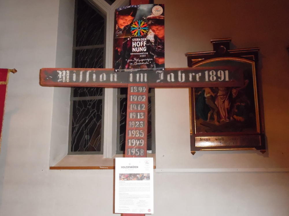 Das Missionskreuz in Pucking mit einem Plakat der Aktion Sei So Frei der Katholischen Männerbewegung 