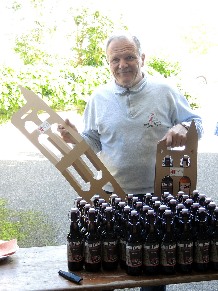 Otto beim Verpacken      