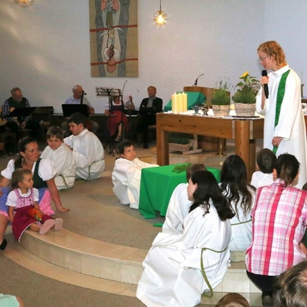 Kinderelement / Pfarrgemeinde Urfahr-St. Markus Seelsorgerin Eva mit Kindern beim Gottesdienst in der Kirche