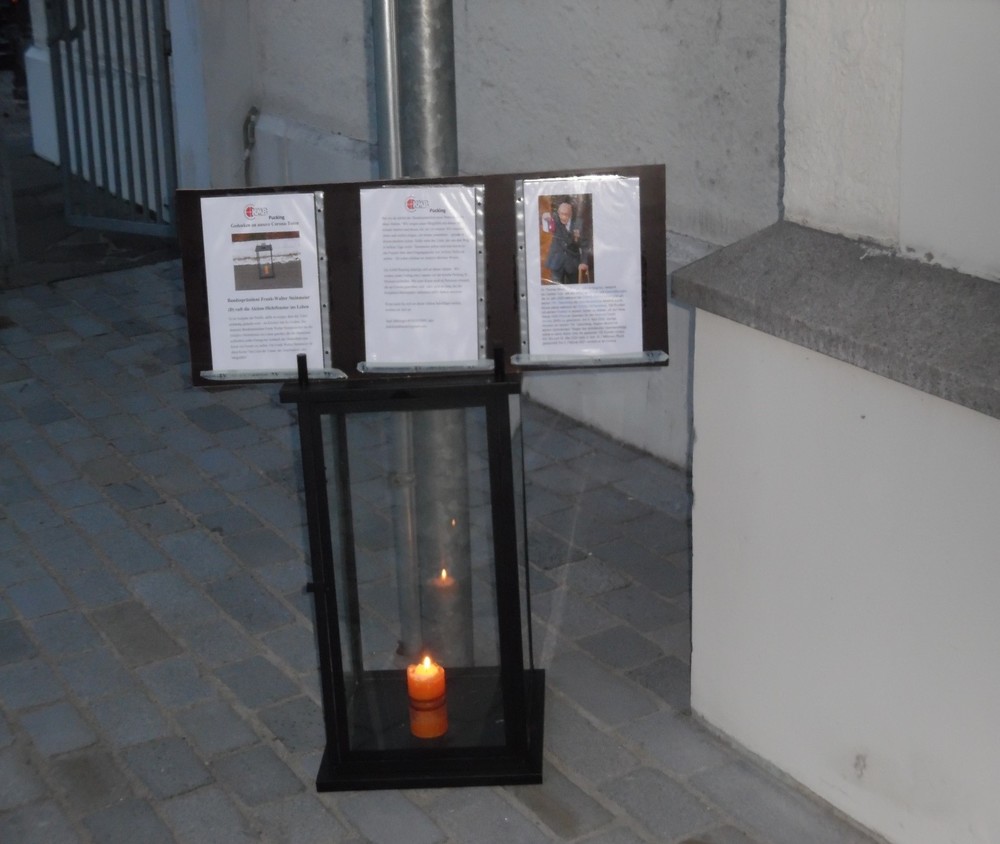 Eine brennende Kerze in einer großen Laterne vor der Pfarrkirche in Pucking