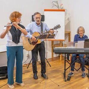 Eine dreiköpfige Band sorgte für eine stimmige musikalische Gestaltung des Auftakts.