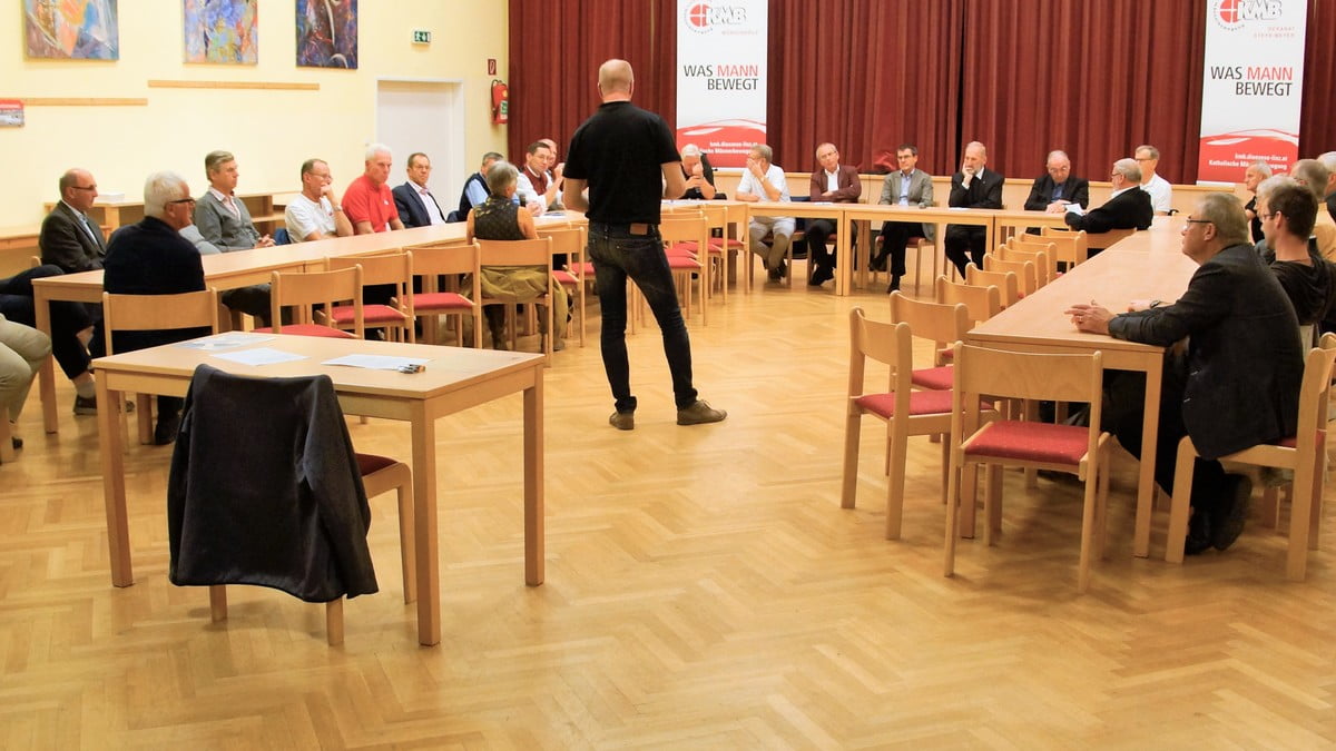Männer im Gespräch