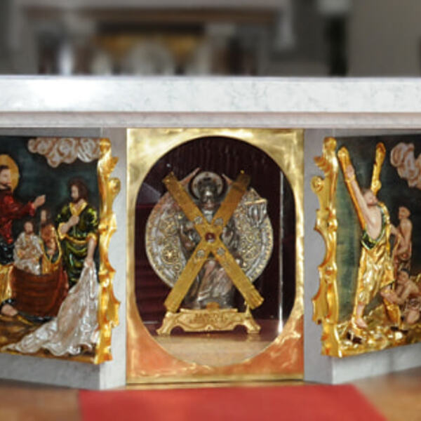 © Pfarrgemeinde Kopfing Volksaltar der Pfarrkirche Kopfing Apostel Andreas Altar