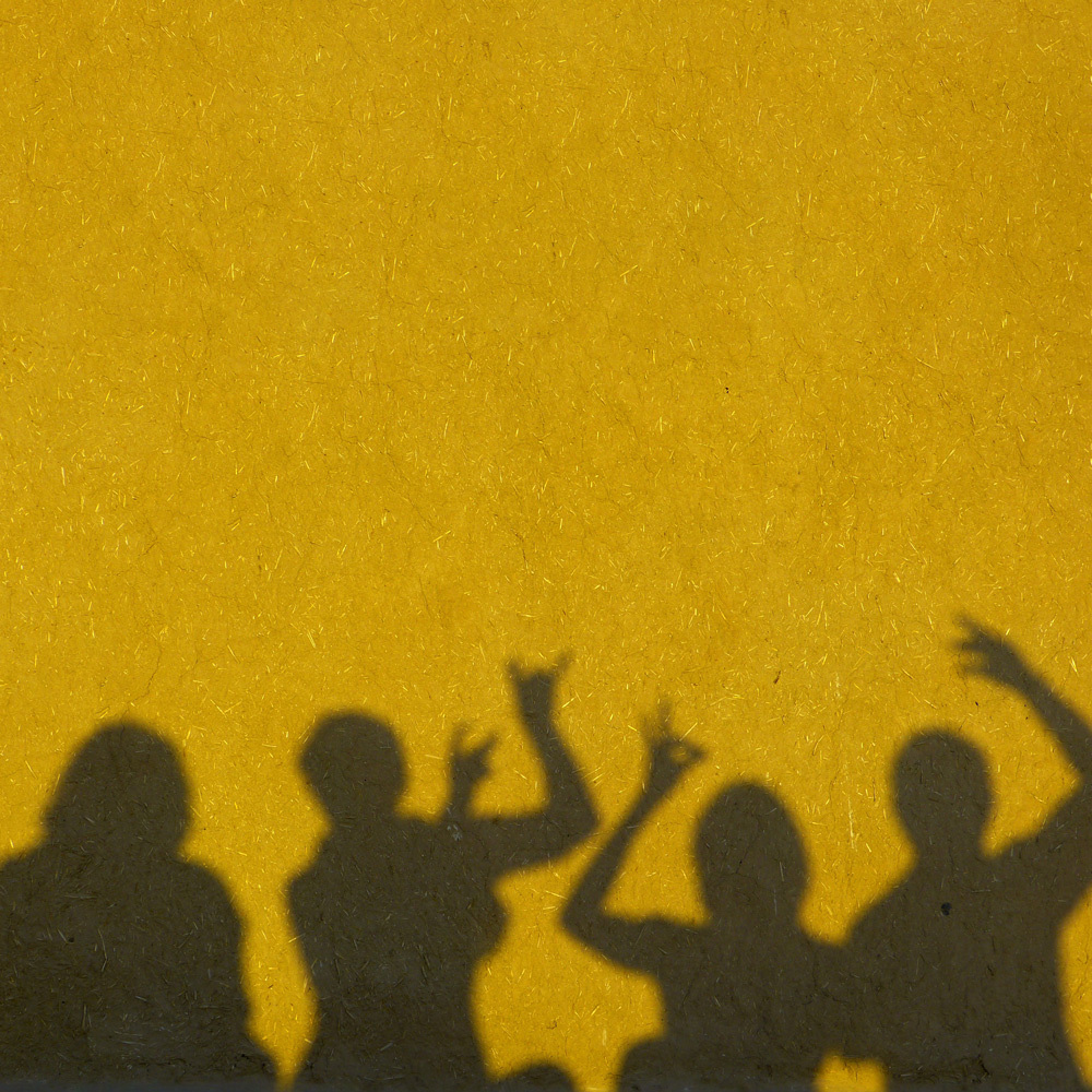 Schatten von fröhlichen Menschen
