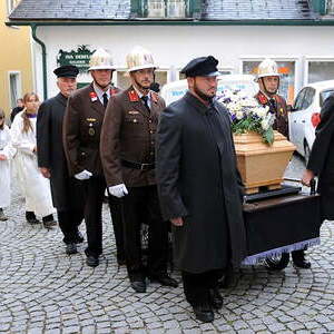 Stadtpfarrer Johann Schicklberger Gmunden - er war 57 Jahre Seelsorger und Pfarrer in der Traunseestadt wurde unter gro?er Anteilnahme von den Altbisch?fen Maximilian Aichern und Ludwig Schwarz zu Grabe getragen